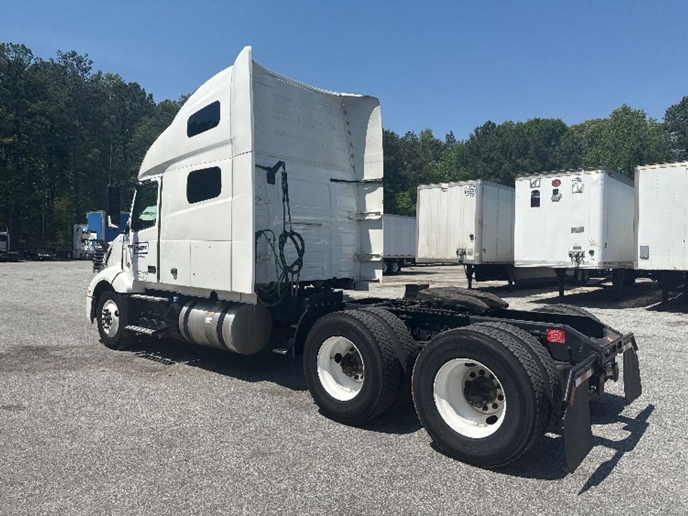 Sleeper Tractor-Heavy Duty Tractors-Volvo-2022-VNL64760-Jonesboro-GA-292,591\n\t\tmiles-$ 96,750 - Image 5