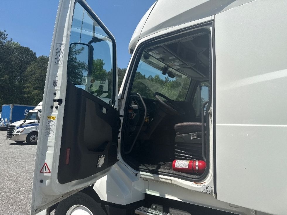Sleeper Tractor-Heavy Duty Tractors-Volvo-2022-VNL64760-Jonesboro-GA-292,591\n\t\tmiles-$ 96,750 - Image 9
