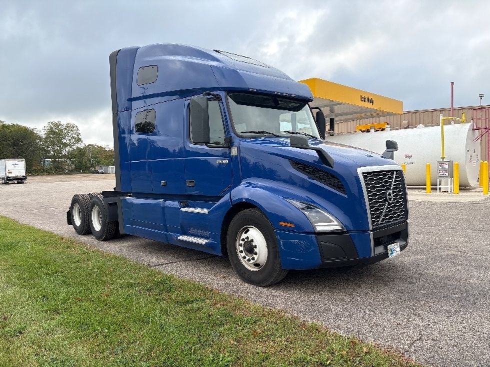 Sleeper Tractor-Heavy Duty Tractors-Volvo-2022-VNL64760-Kalamazoo-MI-323,764\n\t\tmiles-$ 88,250 - Image 1