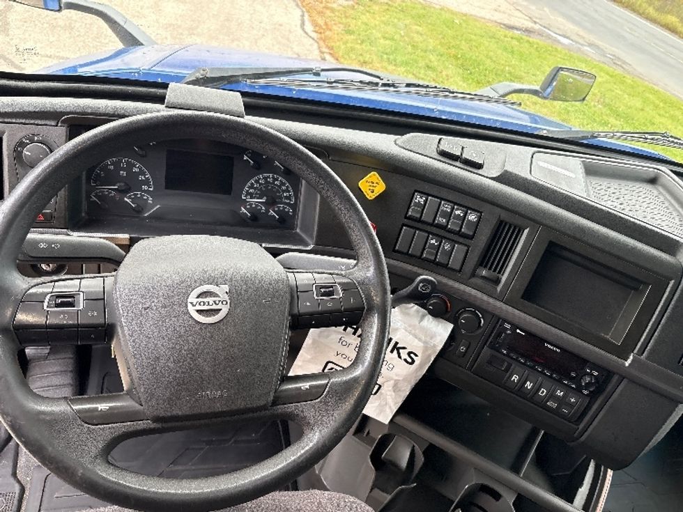 Sleeper Tractor-Heavy Duty Tractors-Volvo-2022-VNL64760-Kalamazoo-MI-323,764\n\t\tmiles-$ 88,250 - Image 11