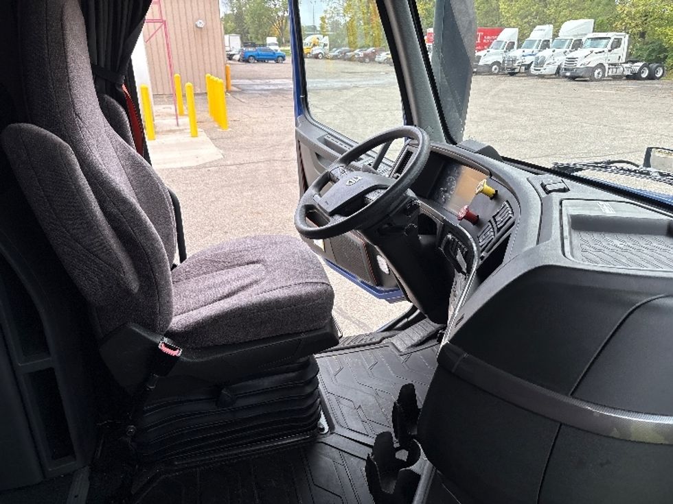 Sleeper Tractor-Heavy Duty Tractors-Volvo-2022-VNL64760-Kalamazoo-MI-323,764\n\t\tmiles-$ 88,250 - Image 15