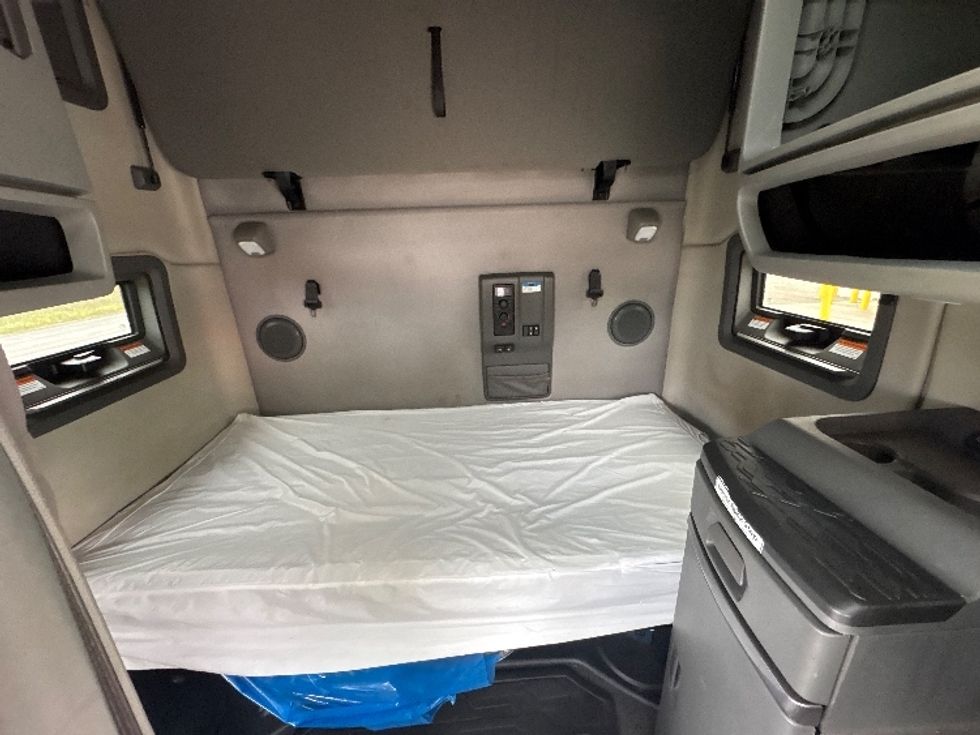 Sleeper Tractor-Heavy Duty Tractors-Volvo-2022-VNL64760-Kalamazoo-MI-323,764\n\t\tmiles-$ 88,250 - Image 16