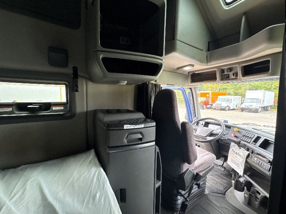 Sleeper Tractor-Heavy Duty Tractors-Volvo-2022-VNL64760-Kalamazoo-MI-323,764\n\t\tmiles-$ 88,250 - Image 18