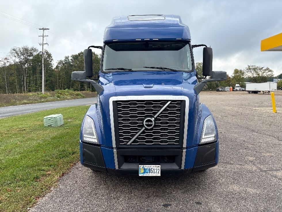 Sleeper Tractor-Heavy Duty Tractors-Volvo-2022-VNL64760-Kalamazoo-MI-323,764\n\t\tmiles-$ 88,250 - Image 2