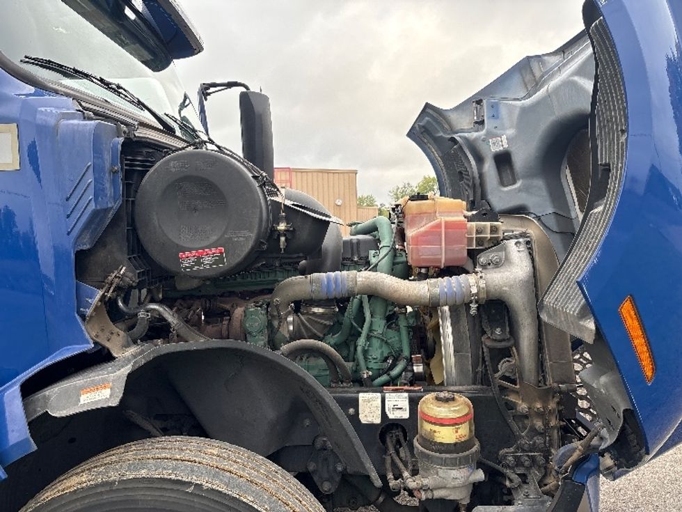 Sleeper Tractor-Heavy Duty Tractors-Volvo-2022-VNL64760-Kalamazoo-MI-323,764\n\t\tmiles-$ 88,250 - Image 20