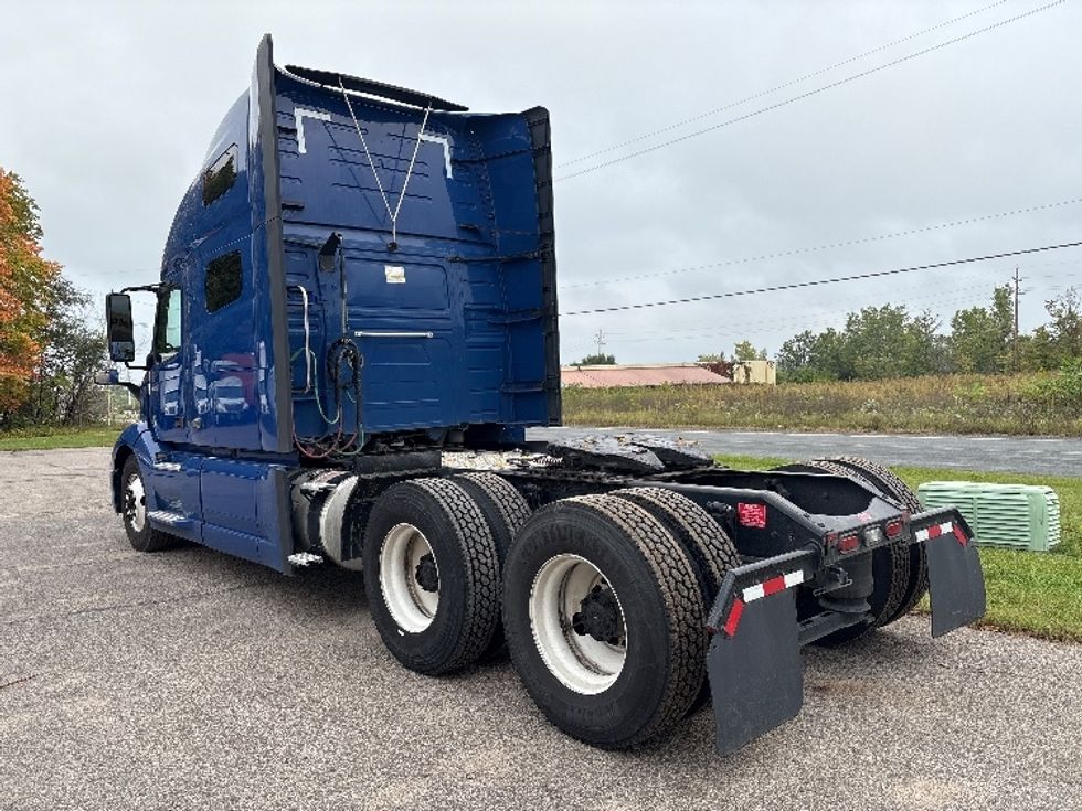 Sleeper Tractor-Heavy Duty Tractors-Volvo-2022-VNL64760-Kalamazoo-MI-323,764\n\t\tmiles-$ 88,250 - Image 5