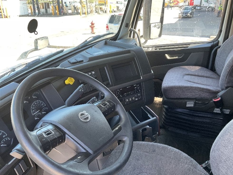 Sleeper Tractor-Heavy Duty Tractors-Volvo-2022-VNL64760-Kansas City-MO-391,126\n\t\tmiles-$ 86,500 - Image 10