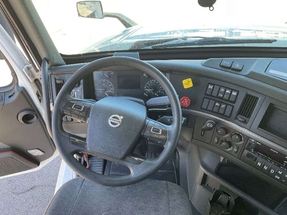 Sleeper Tractor-Heavy Duty Tractors-Volvo-2022-VNL64760-Kansas City-MO-391,126\n\t\tmiles-$ 86,500 - Image 11