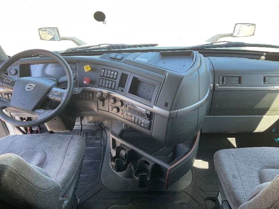Sleeper Tractor-Heavy Duty Tractors-Volvo-2022-VNL64760-Kansas City-MO-391,126\n\t\tmiles-$ 86,500 - Image 12