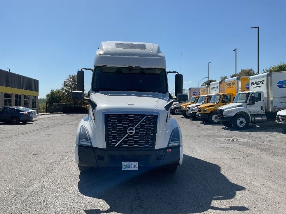 Sleeper Tractor-Heavy Duty Tractors-Volvo-2022-VNL64760-Kansas City-MO-391,126\n\t\tmiles-$ 86,500 - Image 2