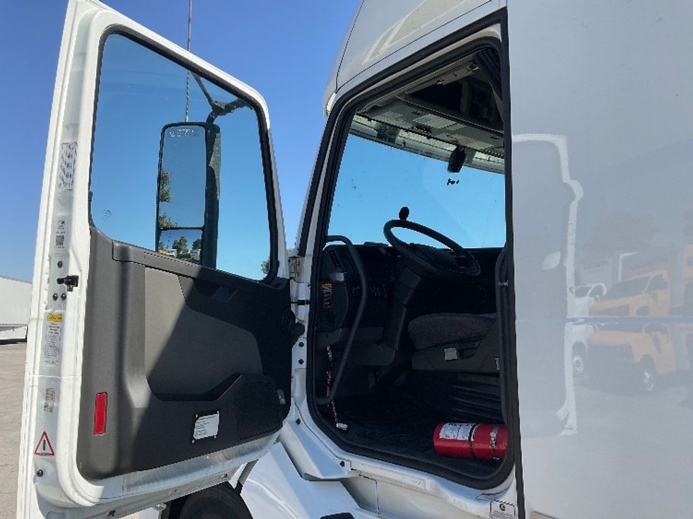 Sleeper Tractor-Heavy Duty Tractors-Volvo-2022-VNL64760-Kansas City-MO-391,126\n\t\tmiles-$ 86,500 - Image 9