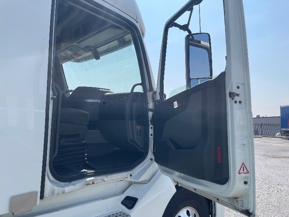 Sleeper Tractor-Heavy Duty Tractors-Volvo-2022-VNL64760-Kansas City-MO-395,360\n\t\tmiles-$ 93,750 - Image 12