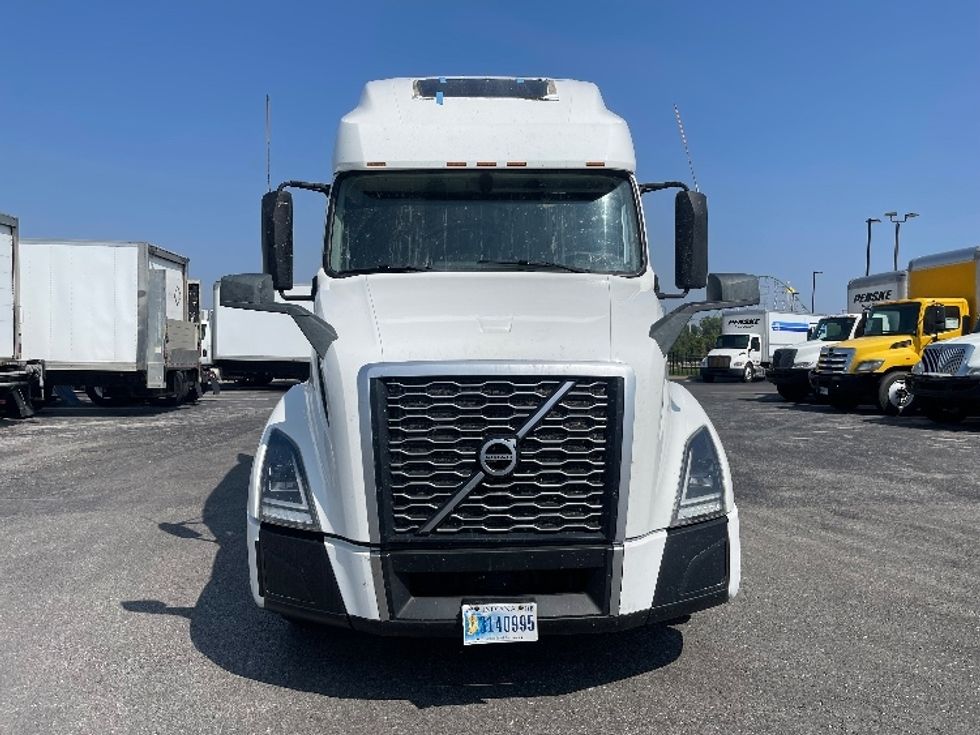 Sleeper Tractor-Heavy Duty Tractors-Volvo-2022-VNL64760-Kansas City-MO-395,360\n\t\tmiles-$ 93,750 - Image 2