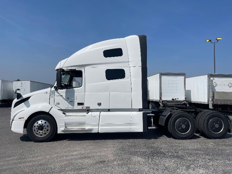 Sleeper Tractor-Heavy Duty Tractors-Volvo-2022-VNL64760-Kansas City-MO-395,360\n\t\tmiles-$ 93,750 - Image 4