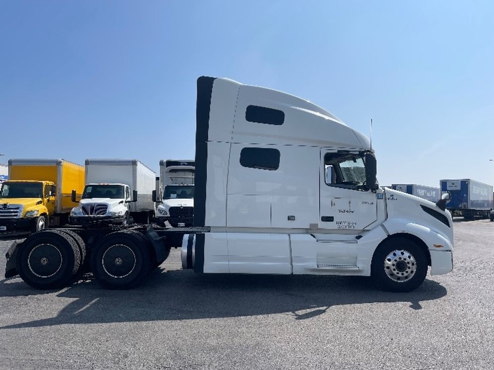 Sleeper Tractor-Heavy Duty Tractors-Volvo-2022-VNL64760-Kansas City-MO-395,360\n\t\tmiles-$ 93,750 - Image 8