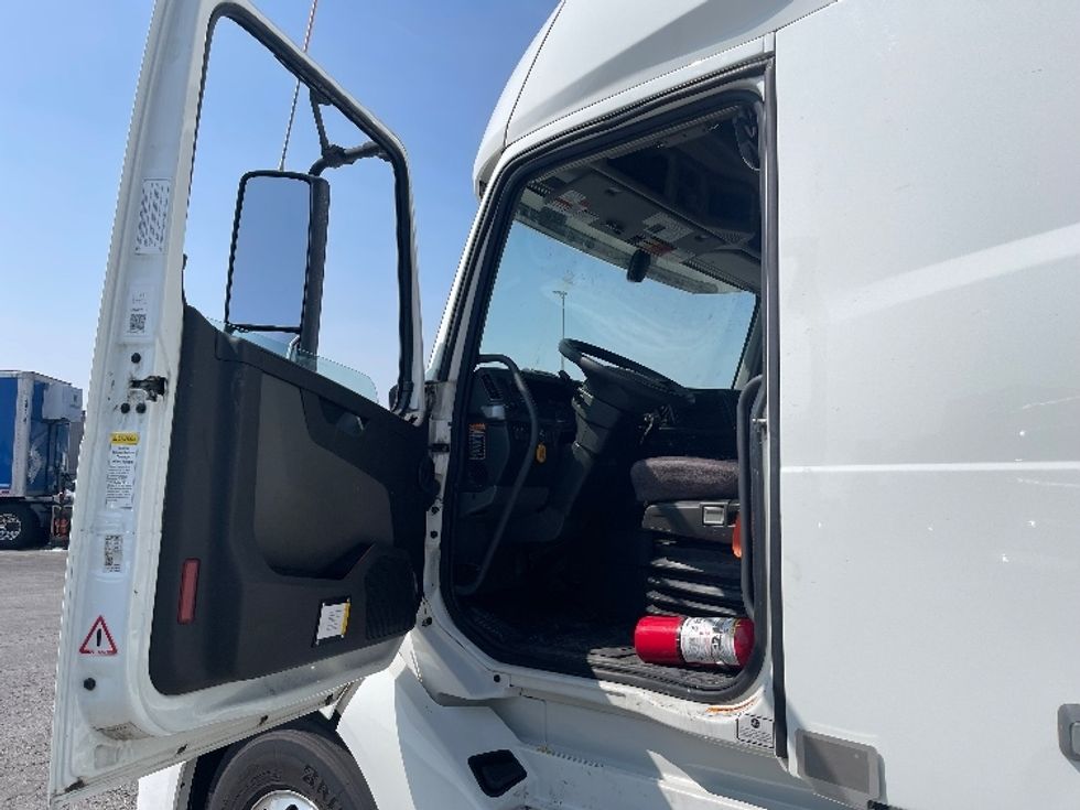 Sleeper Tractor-Heavy Duty Tractors-Volvo-2022-VNL64760-Kansas City-MO-395,360\n\t\tmiles-$ 93,750 - Image 9