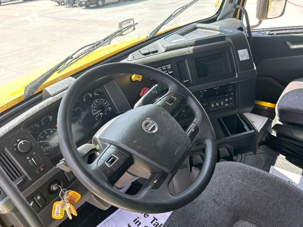Sleeper Tractor-Heavy Duty Tractors-Volvo-2022-VNL64760-Katy-TX-425,423\n\t\tmiles-$ 80,500 - Image 10
