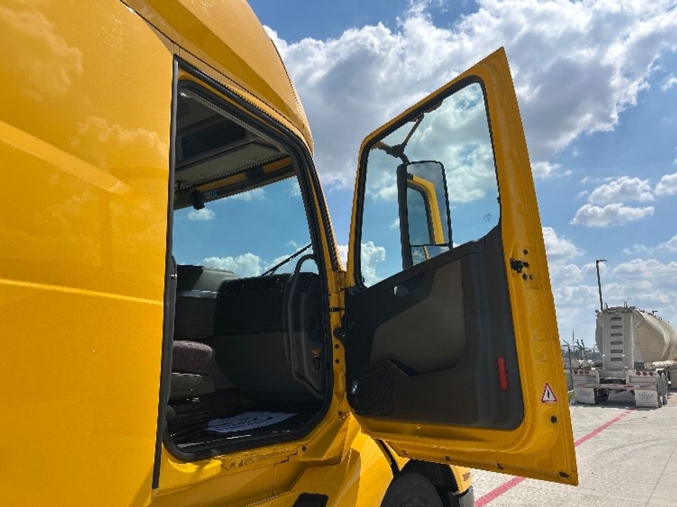 Sleeper Tractor-Heavy Duty Tractors-Volvo-2022-VNL64760-Katy-TX-425,423\n\t\tmiles-$ 80,500 - Image 13