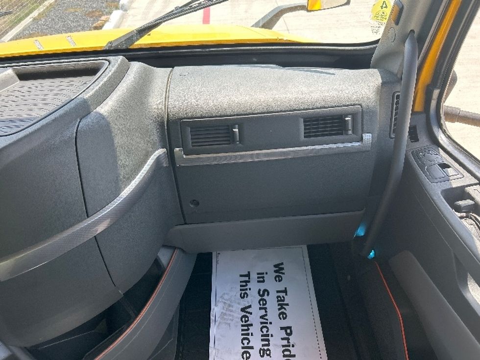 Sleeper Tractor-Heavy Duty Tractors-Volvo-2022-VNL64760-Katy-TX-425,423\n\t\tmiles-$ 80,500 - Image 14