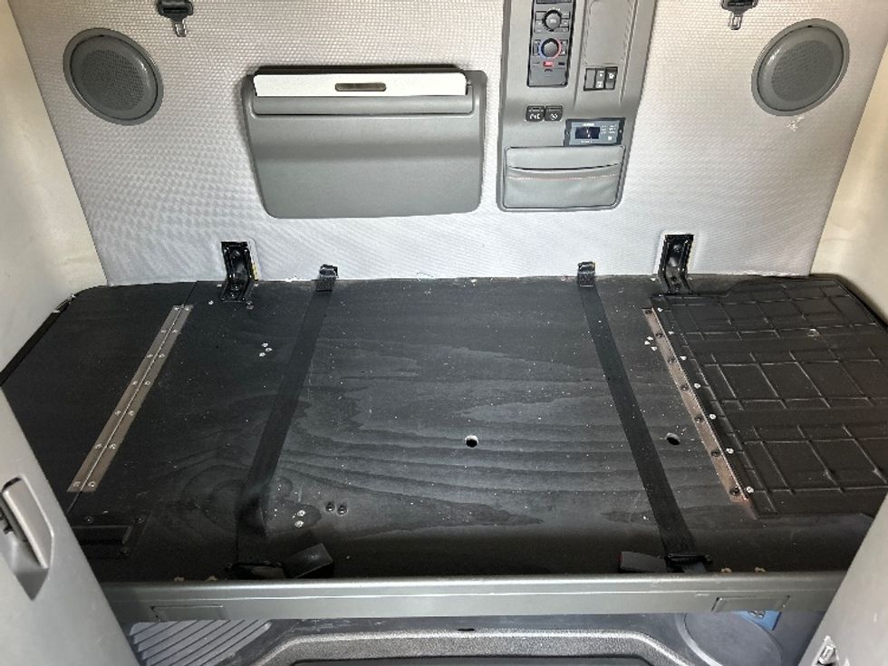 Sleeper Tractor-Heavy Duty Tractors-Volvo-2022-VNL64760-Katy-TX-425,423\n\t\tmiles-$ 80,500 - Image 17