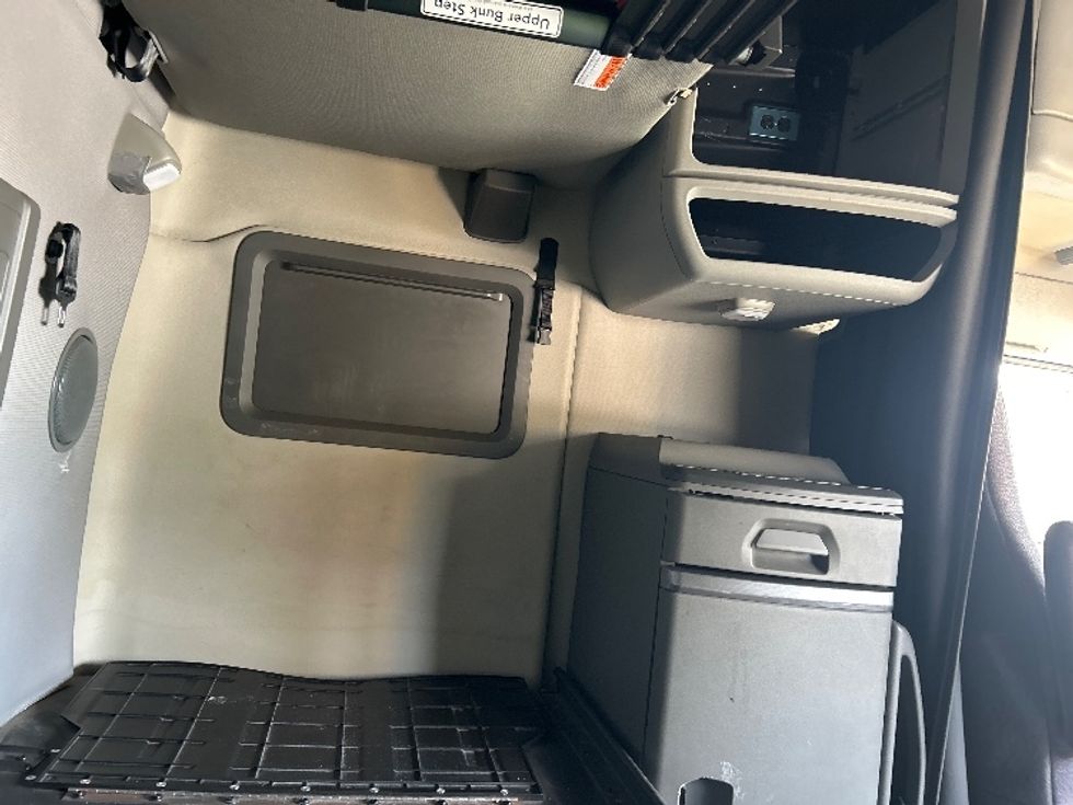 Sleeper Tractor-Heavy Duty Tractors-Volvo-2022-VNL64760-Katy-TX-425,423\n\t\tmiles-$ 80,500 - Image 18