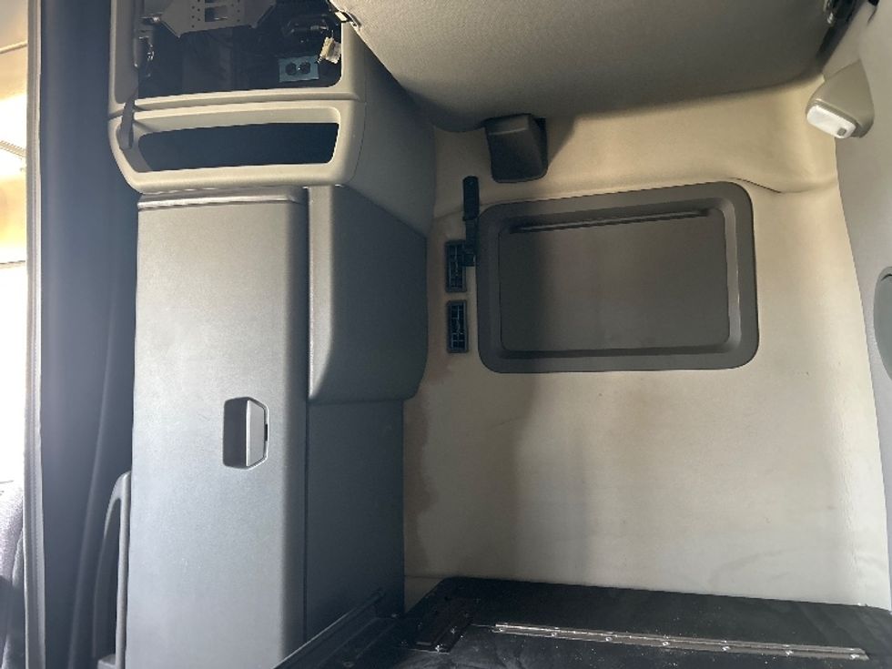 Sleeper Tractor-Heavy Duty Tractors-Volvo-2022-VNL64760-Katy-TX-425,423\n\t\tmiles-$ 80,500 - Image 19