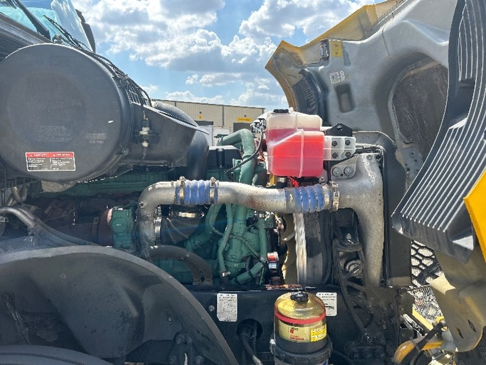 Sleeper Tractor-Heavy Duty Tractors-Volvo-2022-VNL64760-Katy-TX-425,423\n\t\tmiles-$ 80,500 - Image 20