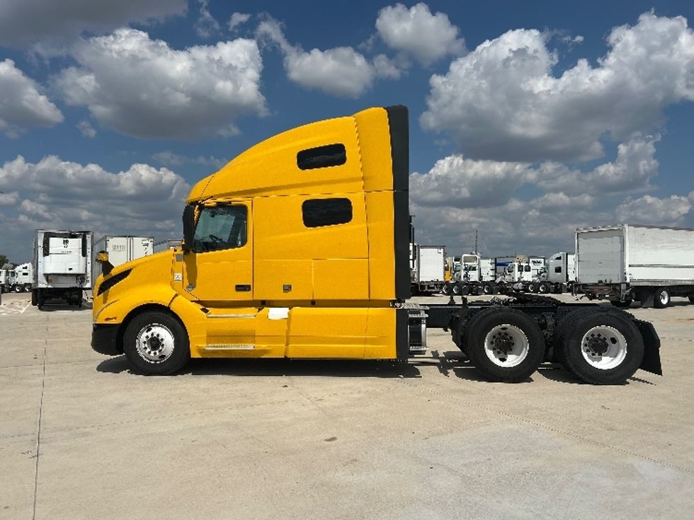 2022 Volvo Truck VNL photo 4