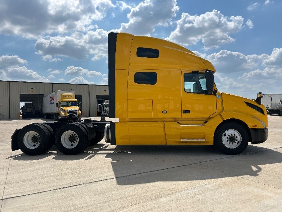 Sleeper Tractor-Heavy Duty Tractors-Volvo-2022-VNL64760-Katy-TX-425,423\n\t\tmiles-$ 80,500 - Image 8