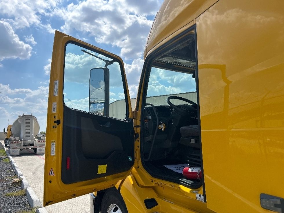 Sleeper Tractor-Heavy Duty Tractors-Volvo-2022-VNL64760-Katy-TX-425,423\n\t\tmiles-$ 80,500 - Image 9