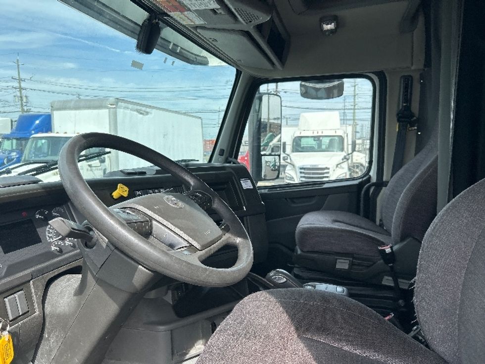 Sleeper Tractor-Heavy Duty Tractors-Volvo-2022-VNL64760-Kearny-NJ-296,536\n\t\tmiles-$ 91,500 - Image 10