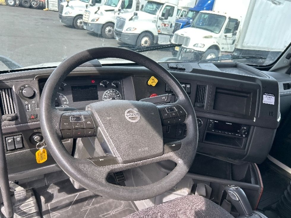 Sleeper Tractor-Heavy Duty Tractors-Volvo-2022-VNL64760-Kearny-NJ-296,536\n\t\tmiles-$ 91,500 - Image 11