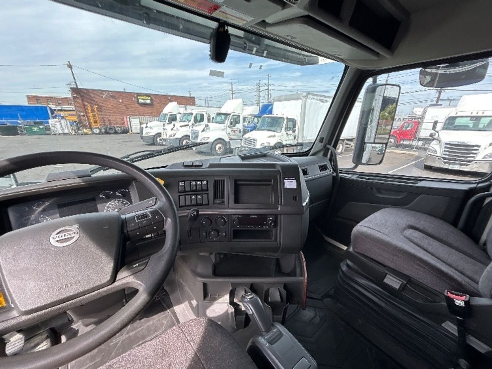 Sleeper Tractor-Heavy Duty Tractors-Volvo-2022-VNL64760-Kearny-NJ-296,536\n\t\tmiles-$ 91,500 - Image 12