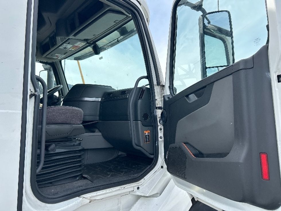 Sleeper Tractor-Heavy Duty Tractors-Volvo-2022-VNL64760-Kearny-NJ-296,536\n\t\tmiles-$ 91,500 - Image 13