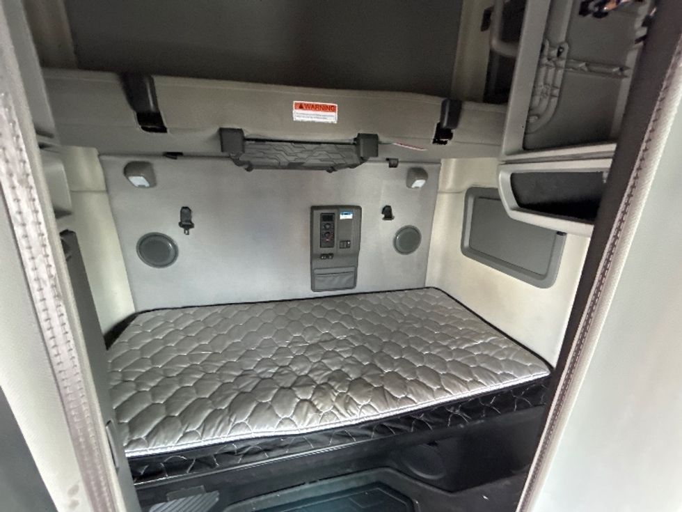 Sleeper Tractor-Heavy Duty Tractors-Volvo-2022-VNL64760-Kearny-NJ-296,536\n\t\tmiles-$ 91,500 - Image 16