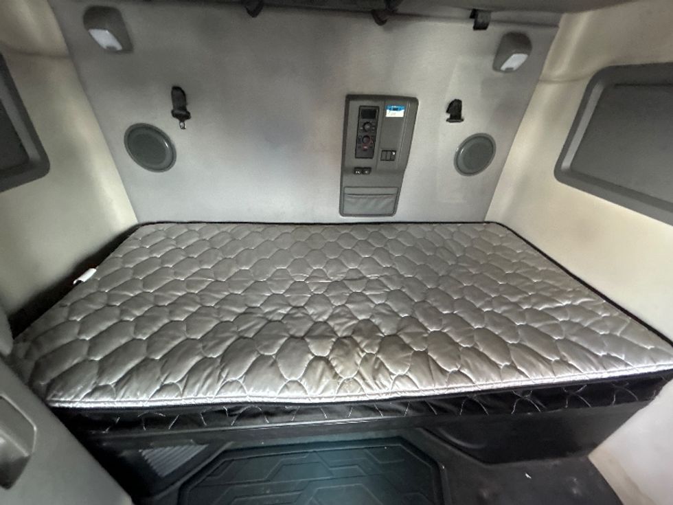 Sleeper Tractor-Heavy Duty Tractors-Volvo-2022-VNL64760-Kearny-NJ-296,536\n\t\tmiles-$ 91,500 - Image 17