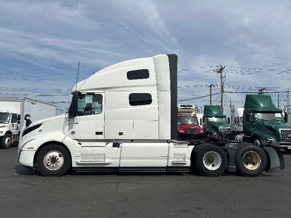 Sleeper Tractor-Heavy Duty Tractors-Volvo-2022-VNL64760-Kearny-NJ-296,536\n\t\tmiles-$ 91,500 - Image 4