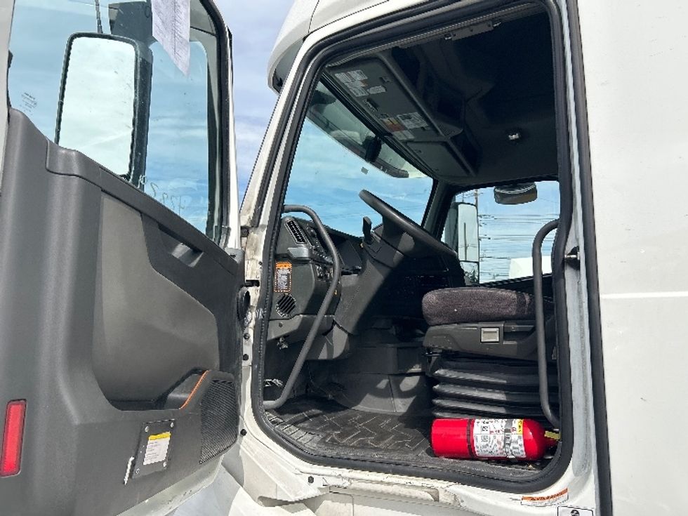 Sleeper Tractor-Heavy Duty Tractors-Volvo-2022-VNL64760-Kearny-NJ-296,536\n\t\tmiles-$ 91,500 - Image 9