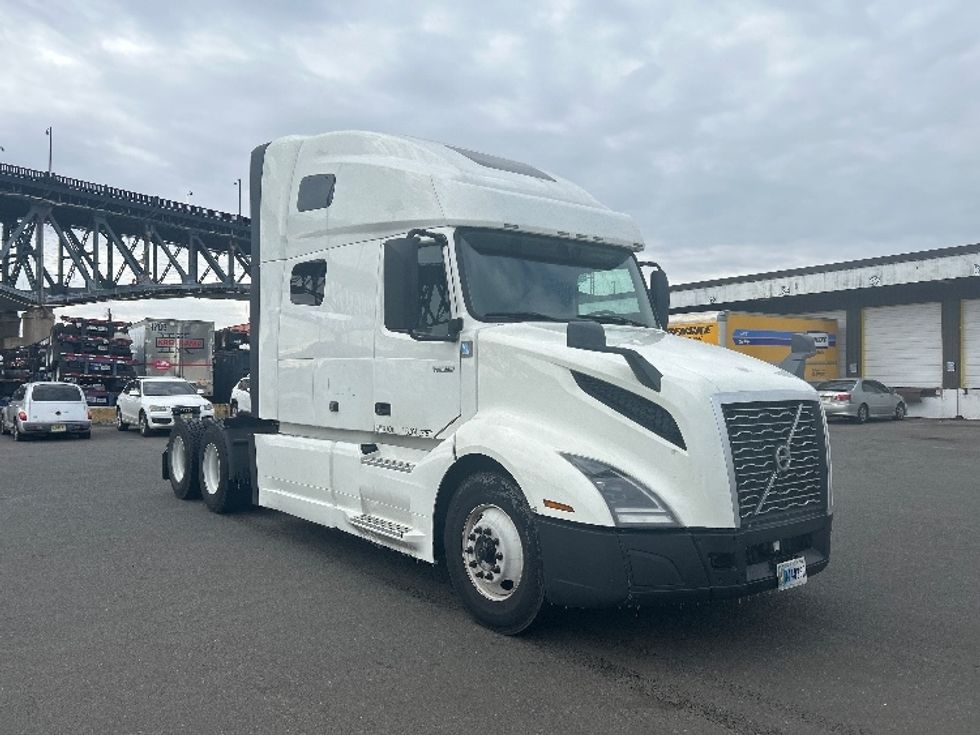 Sleeper Tractor-Heavy Duty Tractors-Volvo-2022-VNL64760-Kearny-NJ-455,676\n\t\tmiles-$ 72,500 - Image 1