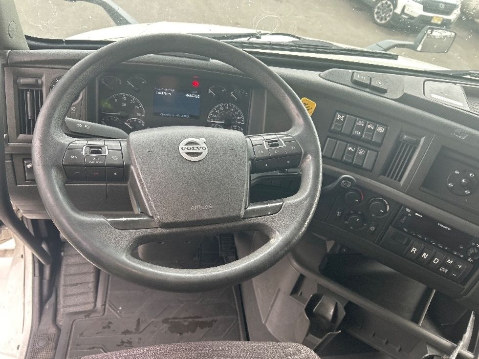 Sleeper Tractor-Heavy Duty Tractors-Volvo-2022-VNL64760-Kearny-NJ-455,676\n\t\tmiles-$ 72,500 - Image 11