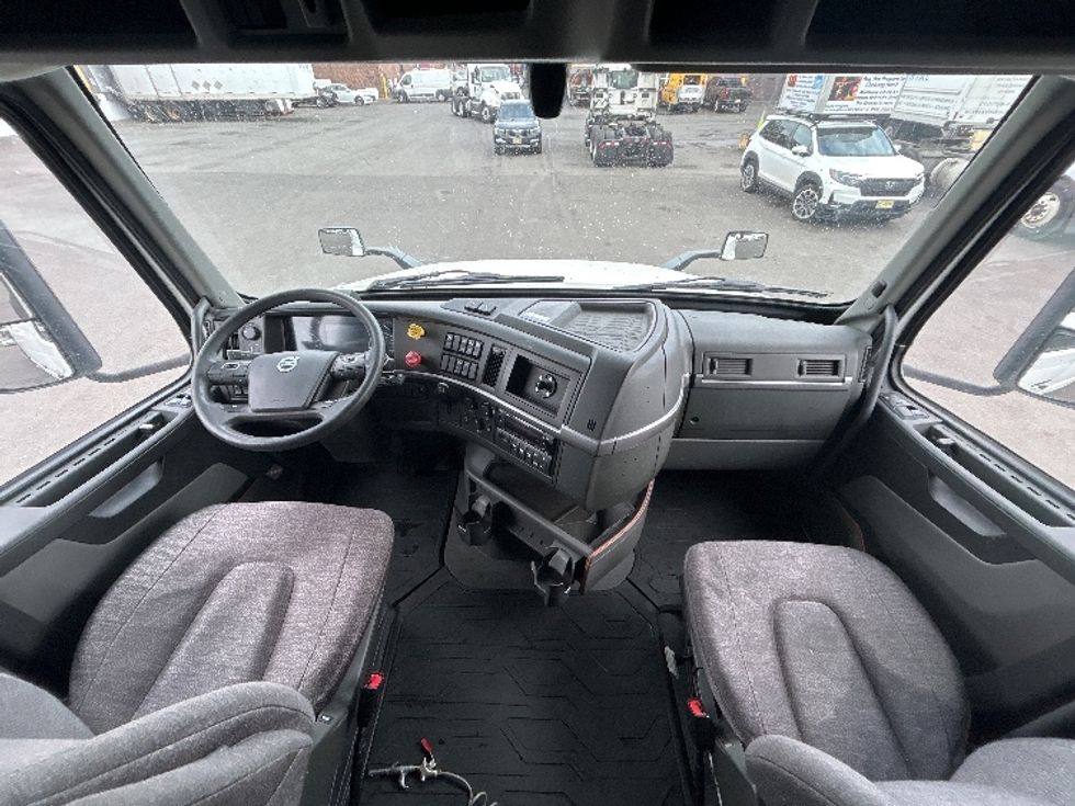 Sleeper Tractor-Heavy Duty Tractors-Volvo-2022-VNL64760-Kearny-NJ-455,676\n\t\tmiles-$ 72,500 - Image 12