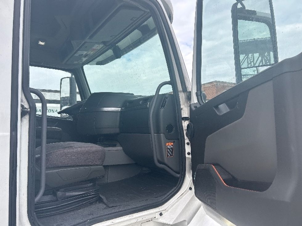 Sleeper Tractor-Heavy Duty Tractors-Volvo-2022-VNL64760-Kearny-NJ-455,676\n\t\tmiles-$ 72,500 - Image 13