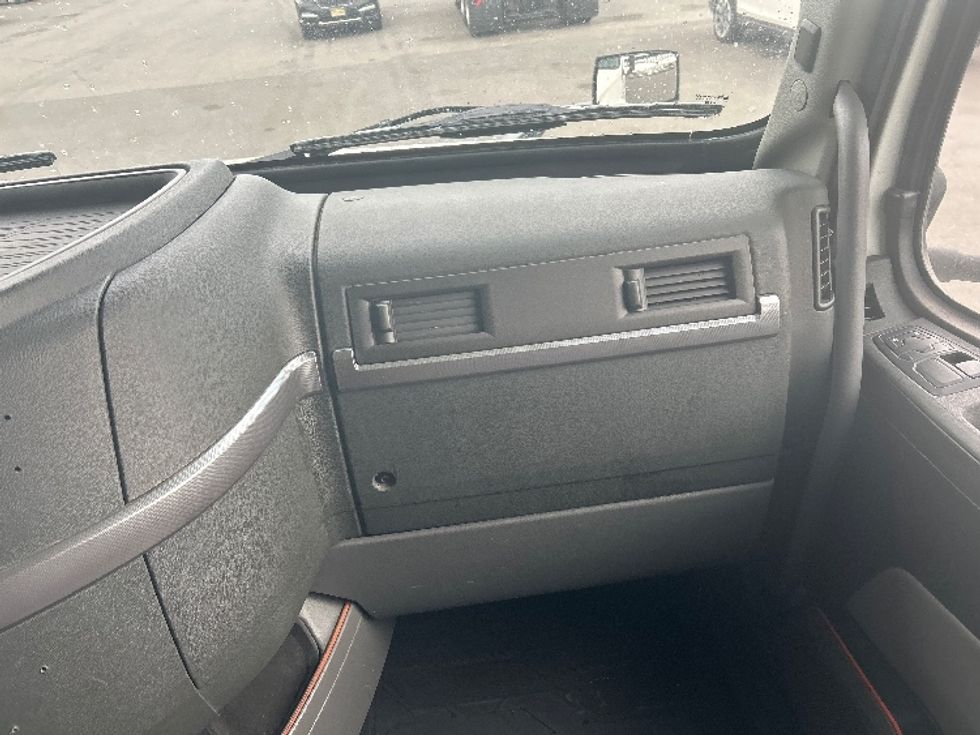 Sleeper Tractor-Heavy Duty Tractors-Volvo-2022-VNL64760-Kearny-NJ-455,676\n\t\tmiles-$ 72,500 - Image 14