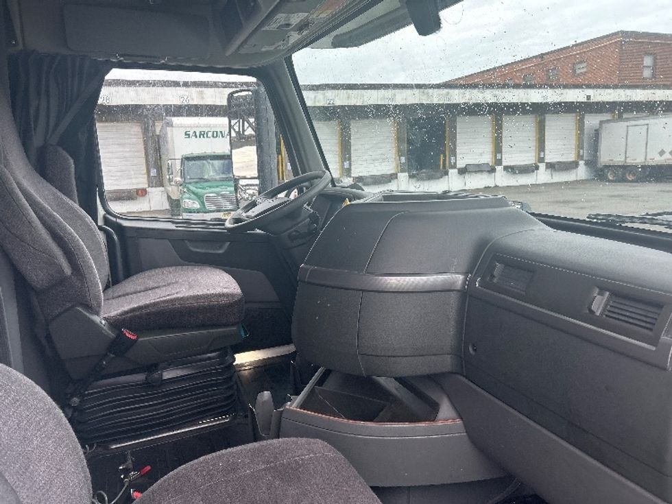 Sleeper Tractor-Heavy Duty Tractors-Volvo-2022-VNL64760-Kearny-NJ-455,676\n\t\tmiles-$ 72,500 - Image 15