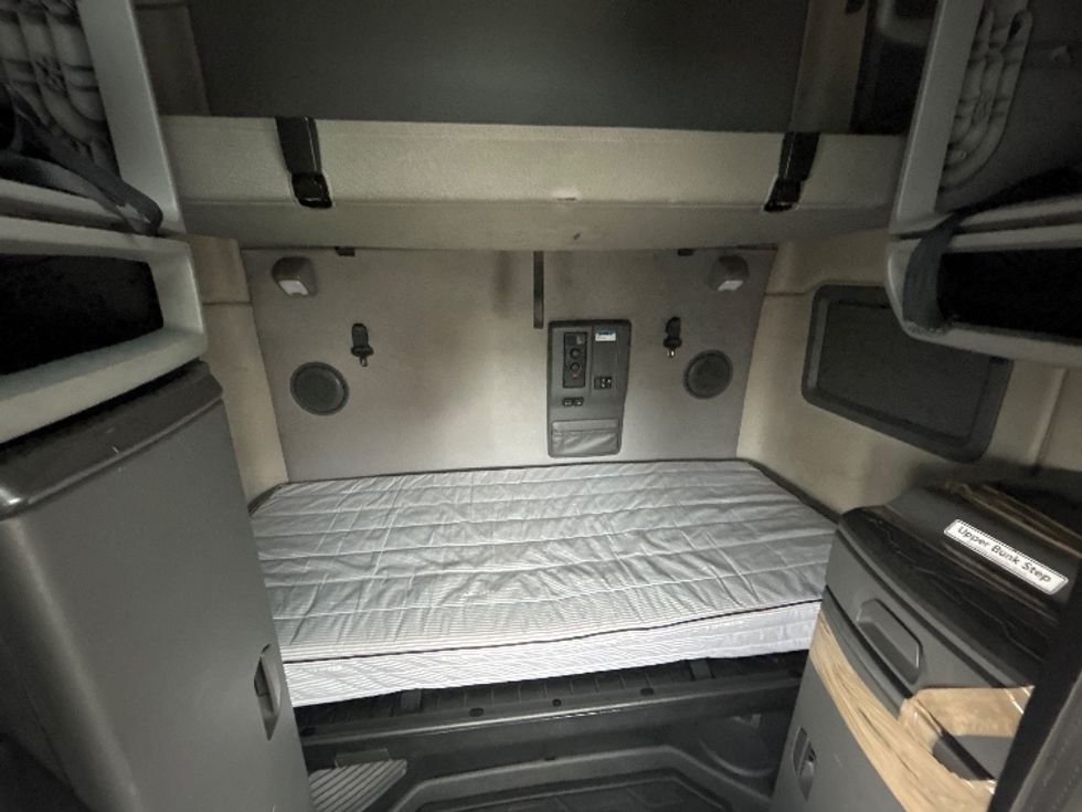 Sleeper Tractor-Heavy Duty Tractors-Volvo-2022-VNL64760-Kearny-NJ-455,676\n\t\tmiles-$ 72,500 - Image 16