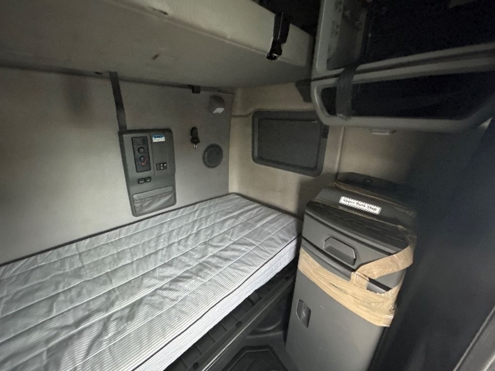 Sleeper Tractor-Heavy Duty Tractors-Volvo-2022-VNL64760-Kearny-NJ-455,676\n\t\tmiles-$ 72,500 - Image 17