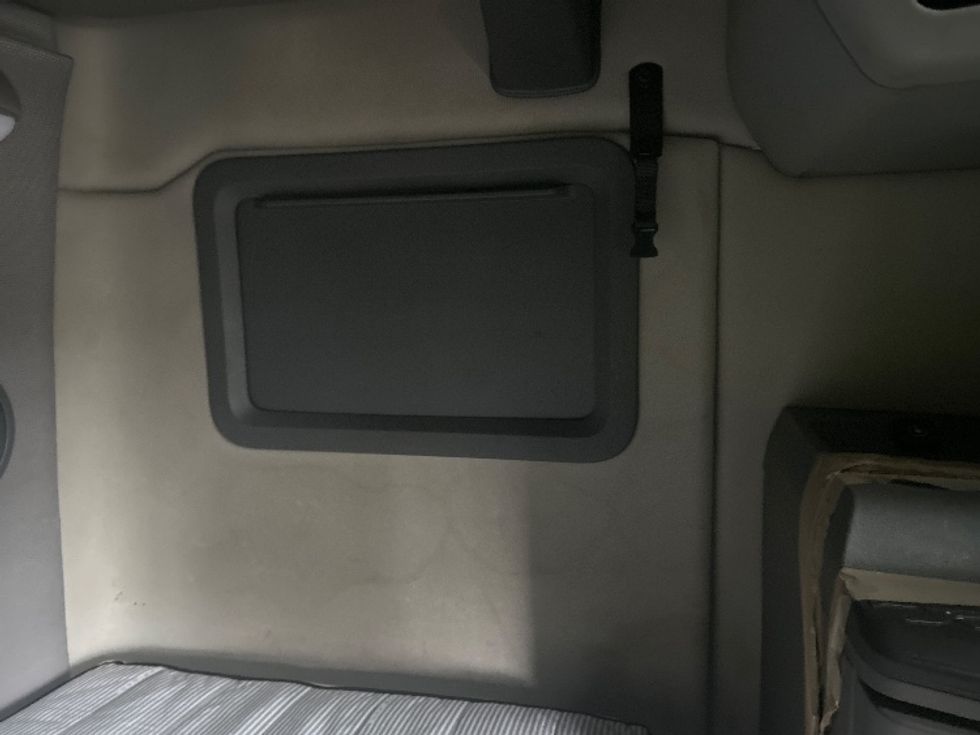 Sleeper Tractor-Heavy Duty Tractors-Volvo-2022-VNL64760-Kearny-NJ-455,676\n\t\tmiles-$ 72,500 - Image 18