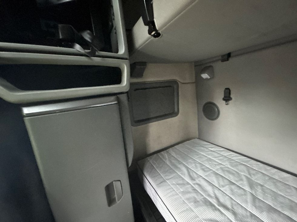 Sleeper Tractor-Heavy Duty Tractors-Volvo-2022-VNL64760-Kearny-NJ-455,676\n\t\tmiles-$ 72,500 - Image 19