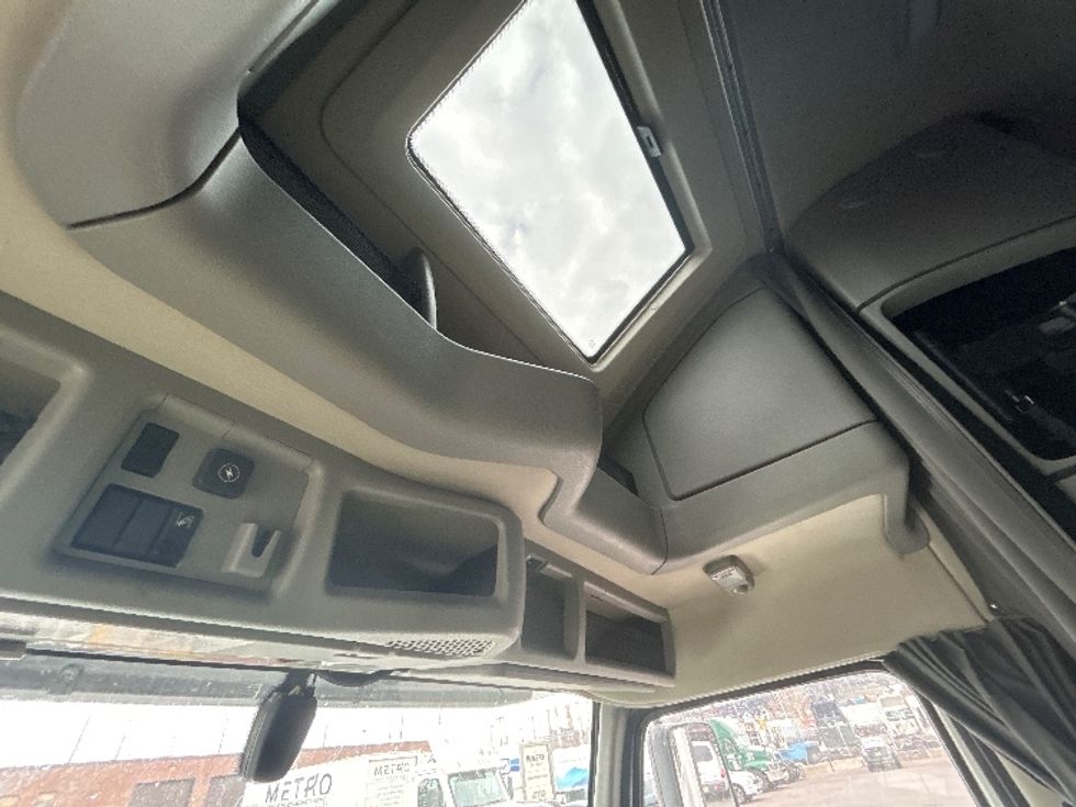 Sleeper Tractor-Heavy Duty Tractors-Volvo-2022-VNL64760-Kearny-NJ-455,676\n\t\tmiles-$ 72,500 - Image 22