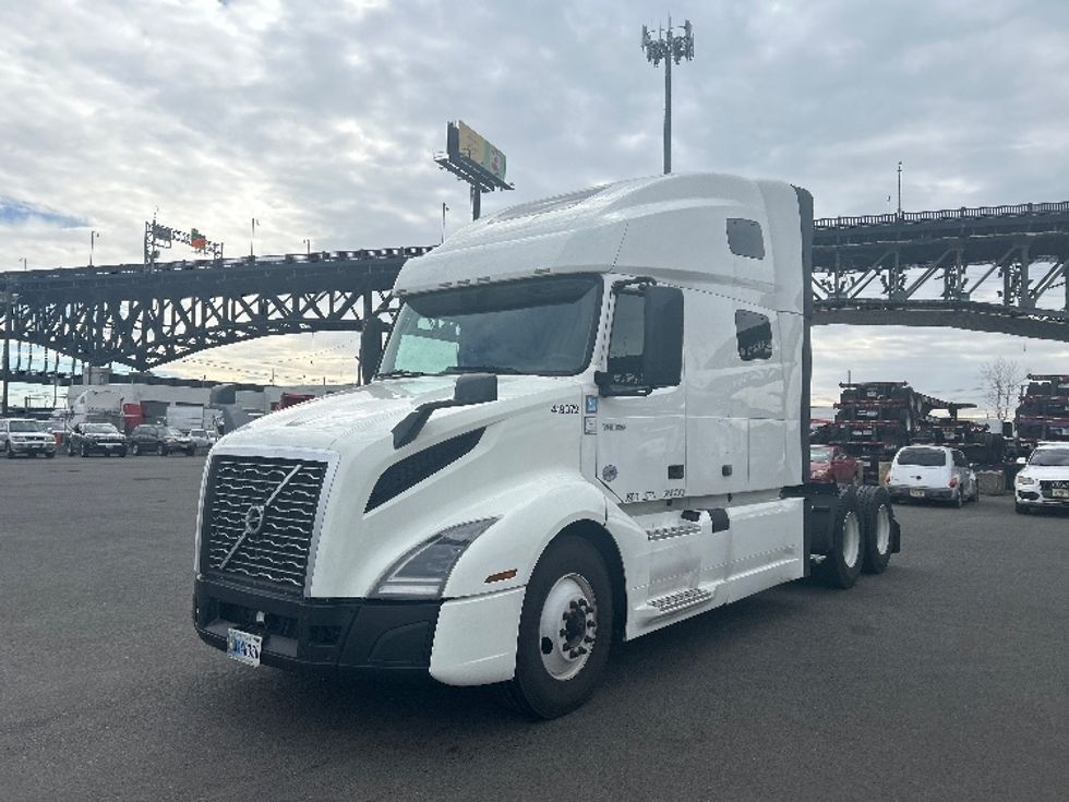 Sleeper Tractor-Heavy Duty Tractors-Volvo-2022-VNL64760-Kearny-NJ-455,676\n\t\tmiles-$ 72,500 - Image 3